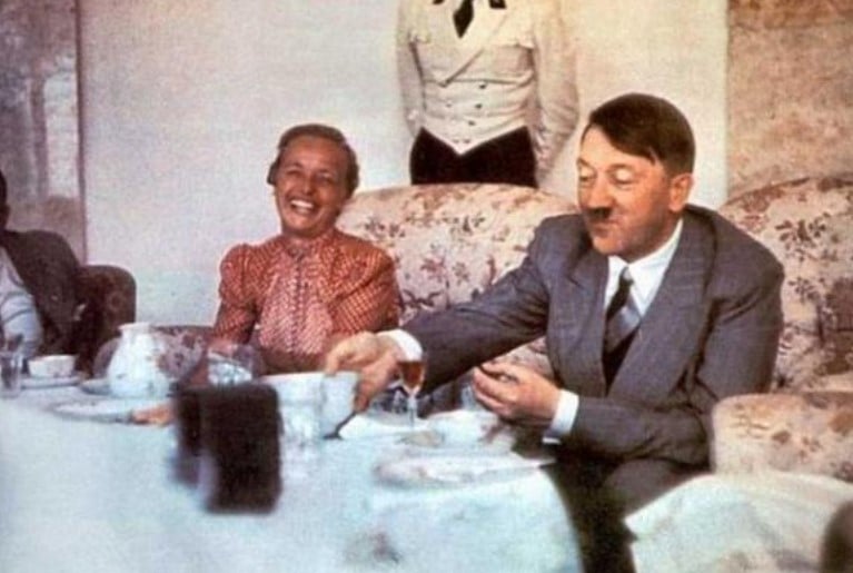 Hitlerin MÜƏMMALI ÖLÜMÜ: Həyat yoldaşı ilə intihar etdi, cəsədinin yandırılmasını istədi - FOTOLAR